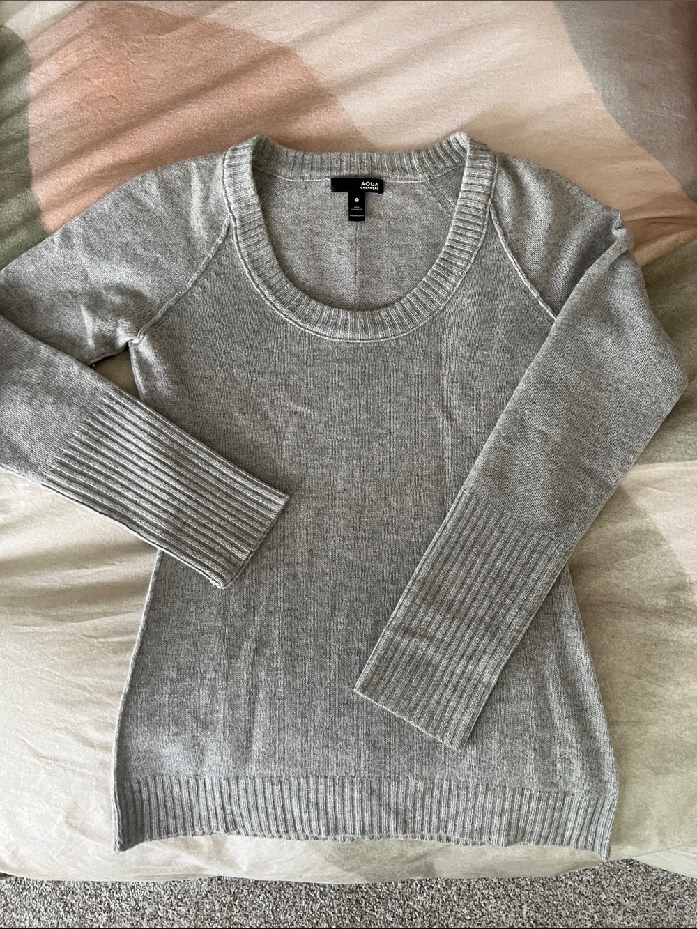 Aqua Cashmere Women's Light Gray Scoop Neck Rib-Cuff Sweater